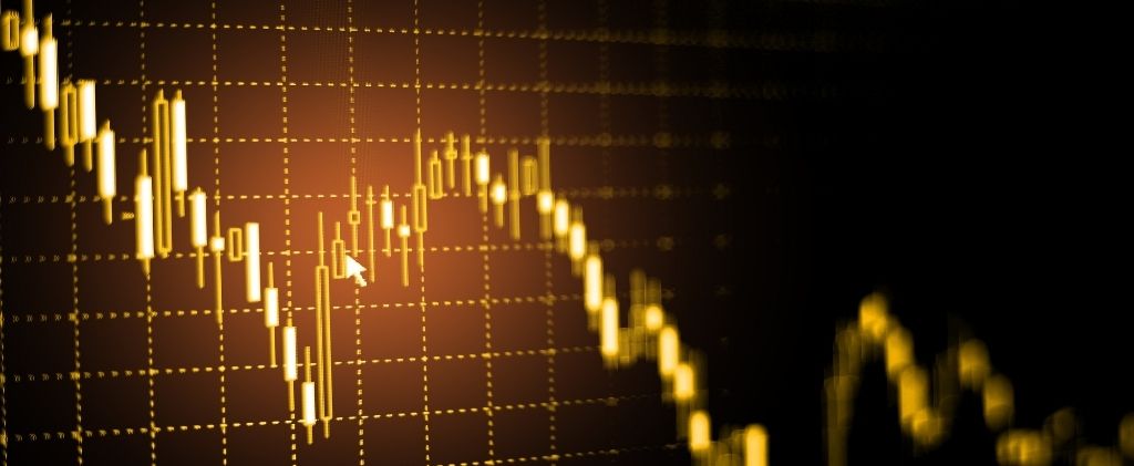 Un graphique numérique affiche une ligne de tendance à la baisse et des motifs de chandelier, mettant en évidence une baisse de la performance financière malgré la mise en œuvre de la tarification dynamique.