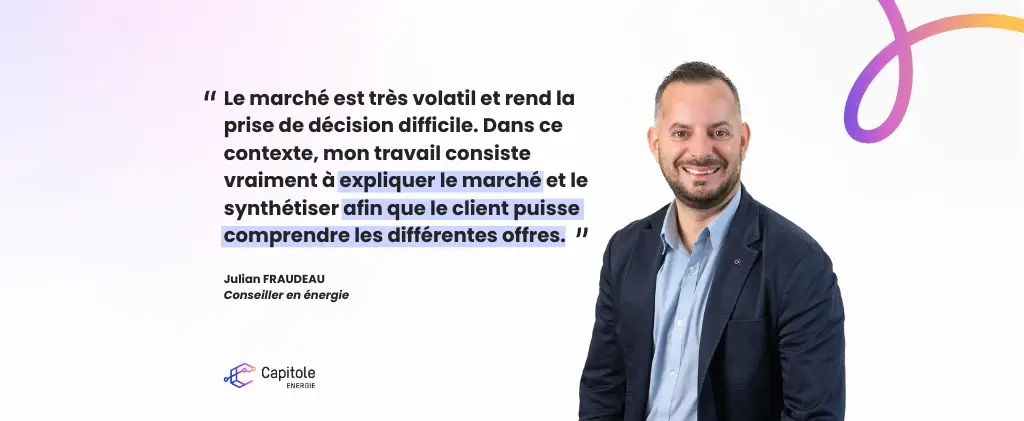 Homme en costume assis et souriant, à côté d'une citation en français sur son travail d'explication du marché et de synthèse d'informations pour les clients. Le logo de Capitole Énergie, réputé dans le secteur de l'énergie commerciale, est visible en bas à gauche.