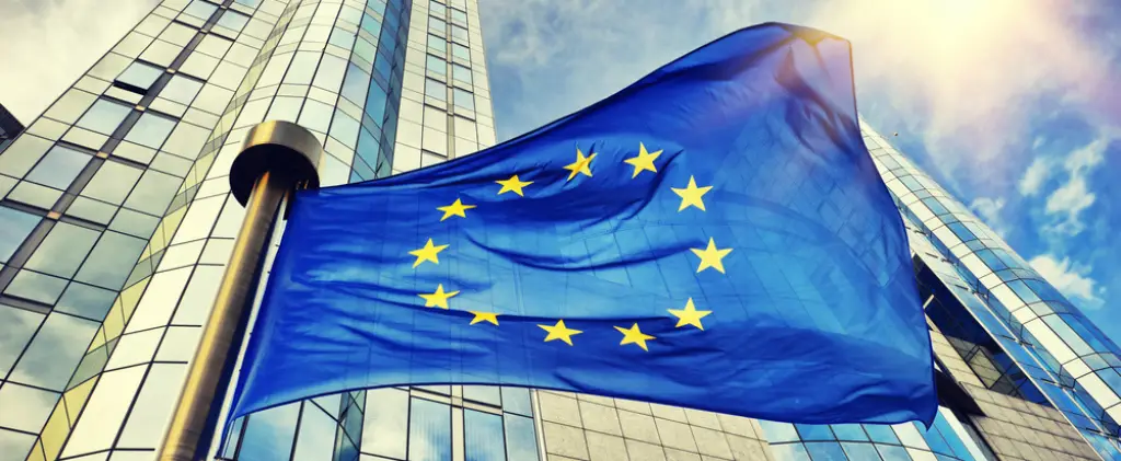 Le drapeau de l'UE est fièrement déployé devant un gratte-ciel, soulignant le lien avec le spot de l'epex.