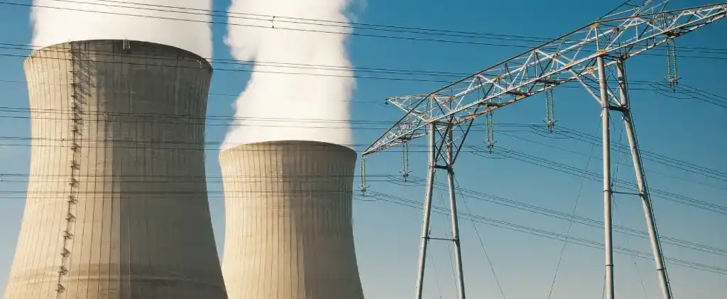 Deux tours de refroidissement avec de la fumée qui en sort.