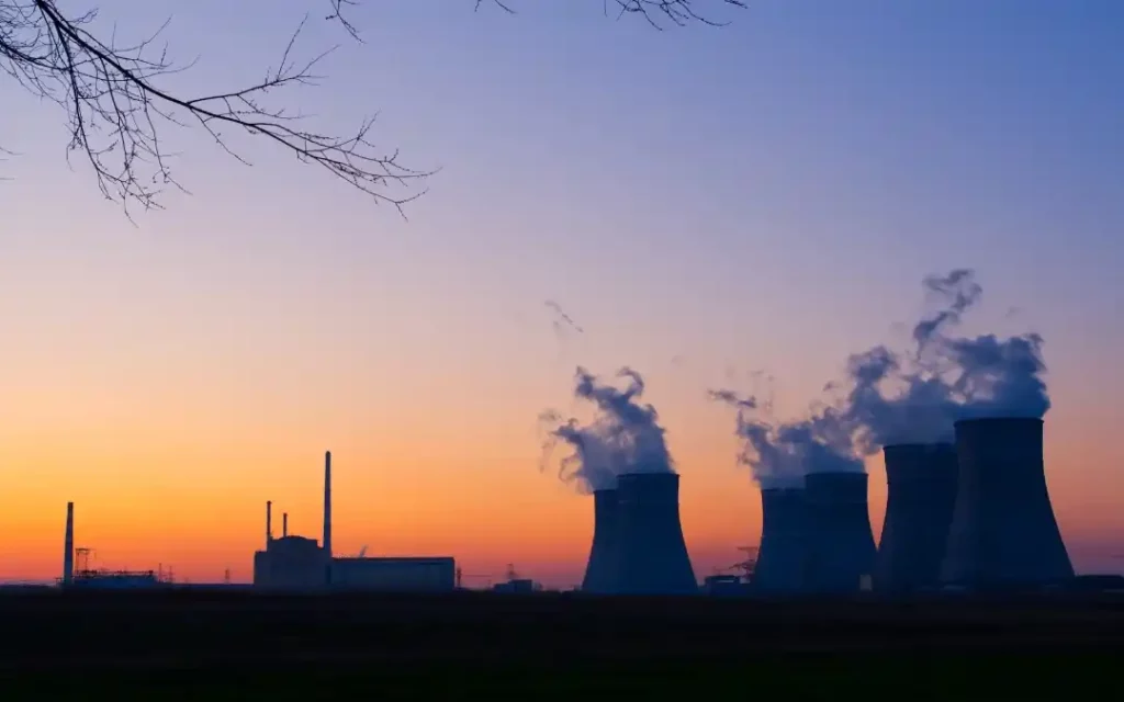 Centrale nucléaire sur un coucher de soleil