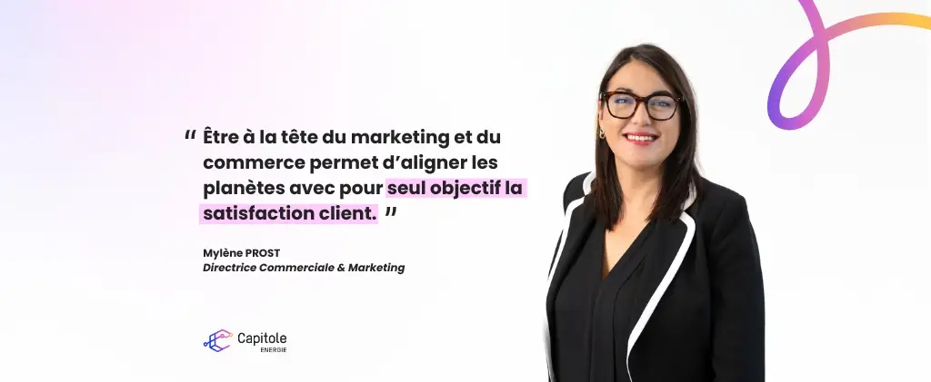 Une femme en tenue professionnelle se tient à côté d’une citation en français sur le marketing et la satisfaction client. La citation est attribuée à Mylène Prost, Directrice Commerciale et Marketing chez Capitole.