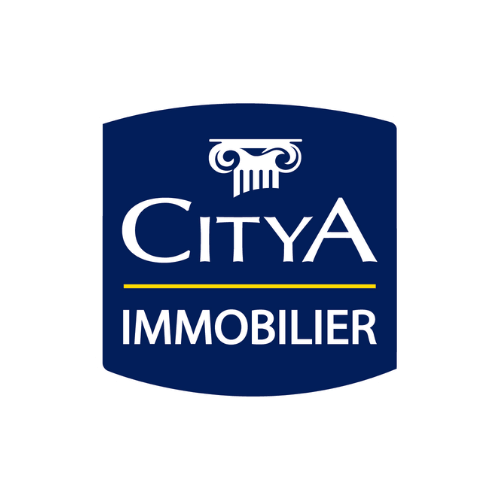 Logo de Citya Immobilier comprenant une colonne blanche en haut, un texte blanc sur fond bleu et une ligne horizontale jaune figurant un comparateur de fournisseur d'énergie.