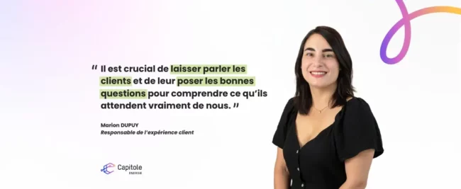 Une femme se tient devant une citation sur l'importance de poser des questions aux clients pour comprendre leurs besoins, attribuée à Marion Dupuy, responsable de l'expérience client chez Capitole Energie. Cette réflexion souligne l'importance d'une communication efficace pour améliorer l'expérience client.