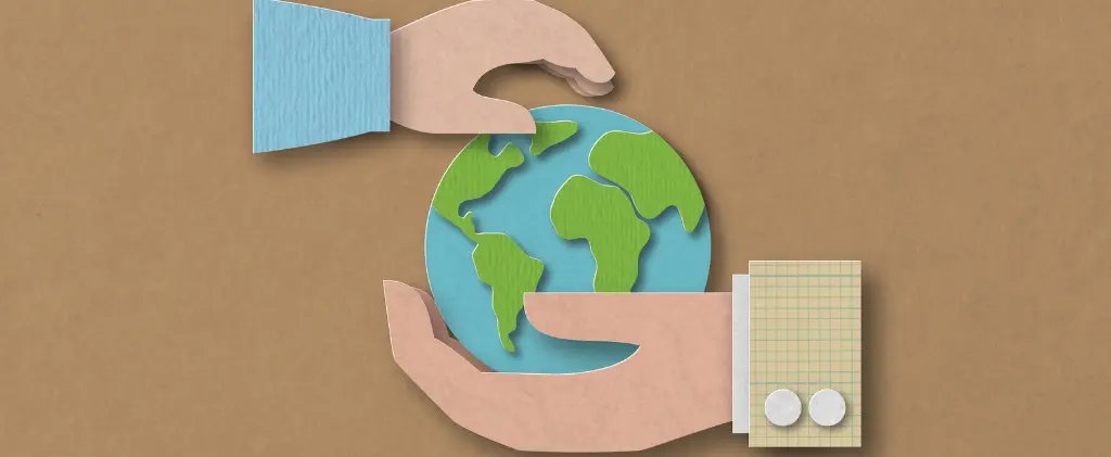 En commandant des découpes de papier de deux mains, cette œuvre d'art tient magnifiquement un globe avec des continents verts et des océans bleus sur un fond marron.