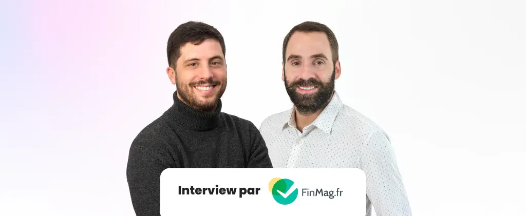 Deux hommes souriants, debout côte à côte. L'un porte un pull sombre, l'autre une chemise claire. Un logo et le texte "Interview par FinMag.fr" font allusion à des discussions sur les marchés publics, visibles en bas.