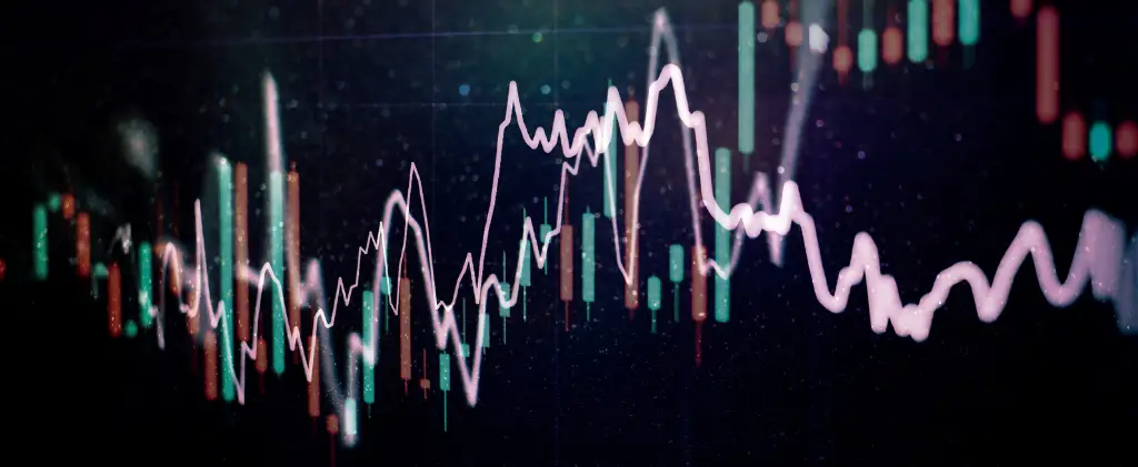 Un graphique dynamique et coloré illustrant les tendances fluctuantes des données financières, y compris des modèles de chandeliers sur fond sombre, reflète subtilement l’impact de la récente hausse de l’accise sur l’électricité.