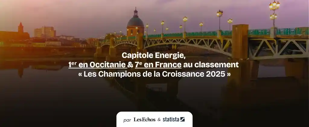 Un pont enjambe gracieusement une rivière au coucher du soleil, avec les silhouettes des bâtiments de la ville en arrière-plan. Au centre, un texte blanc met fièrement en valeur le statut de Capitole Energie en tant que Champion de la croissance 2025 parmi les champions de la croissance en Occitanie et en France.