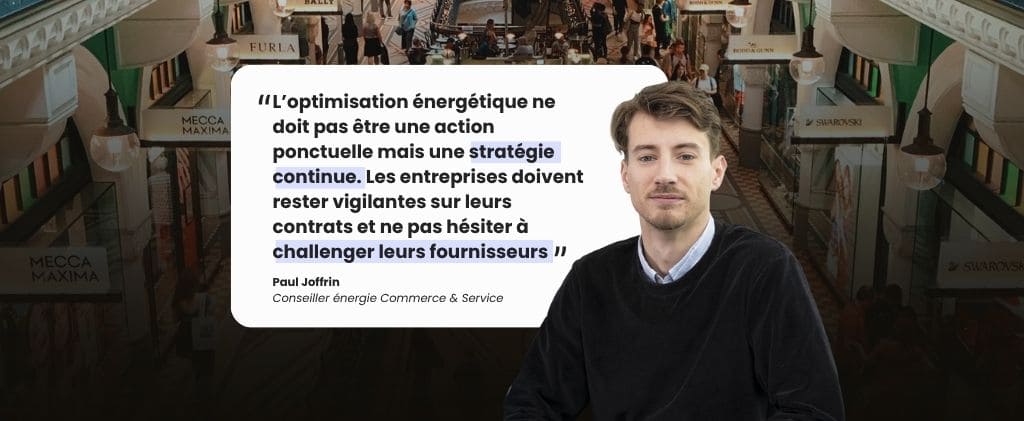 Une femme sourit sur fond de boutiques animées, incarnant l’essence de « l’optimisation des contrats d’énergie dans le commerce et les services », tandis que le texte français souligne les stratégies d’optimisation énergétique continue et l’importance de défier les fournisseurs.