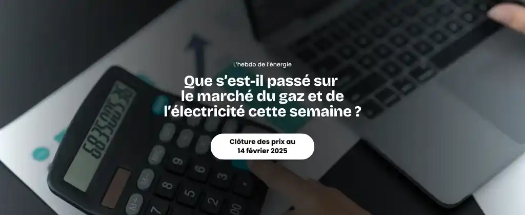 Calculatrice et ordinateur portable sur un bureau avec un texte discutant des dernières mises à jour sur les marchés du gaz et de l'électricité pour la semaine se terminant le 14 février 2025, dans le cadre de la couverture de l'actualité marché énergie janvier 2025.
