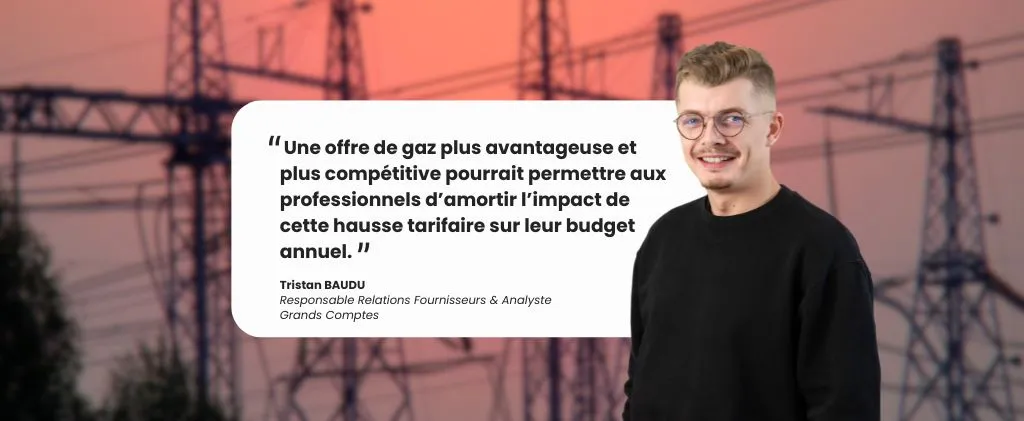 Un homme portant des lunettes se tient debout devant un arrière-plan de lignes électriques se découpant sur un ciel couchant, contemplant la citation sur les avantages d'une offre de gaz plus compétitive influencée par l'Évolution du tarif de transport de gaz ATRT8.