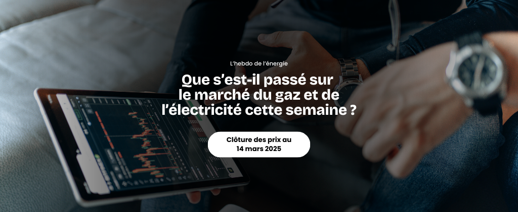 Une tablette affichant un graphique est tenue par une personne, sur laquelle figure la question « Que s'est-il passé sur le marché du gaz et de l'électricité cette semaine ? avec une note soulignant l'actualité du marché de l'énergie, 