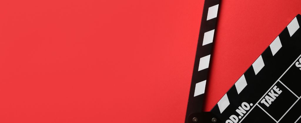 Un clap de cinéma, lié à Capitole Énergie et Mademoiselle Maxine, est partiellement visible sur fond rouge, positionné en diagonale avec un espace sur le côté gauche.