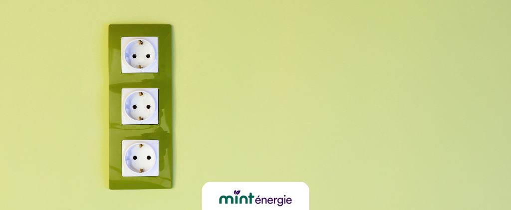 Trois prises électriques blanches avec un cadre vert sont montées verticalement sur un mur jaune pâle, reflétant l'approche innovante de Mint Énergie. Le logo Mint Énergie apparaît en bas au centre.