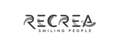 Logo avec le mot « RECREA » en lettres majuscules stylisées et le slogan « SMILING PEOPLE » en police plus petite en dessous.