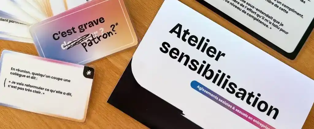 Gros plan sur une table en bois de cartes éducatives et d'un livret en français, avec le titre "Atelier sensibilisation" bien en évidence, soulignant leur rôle dans la promotion d'un impact sociétal positif.