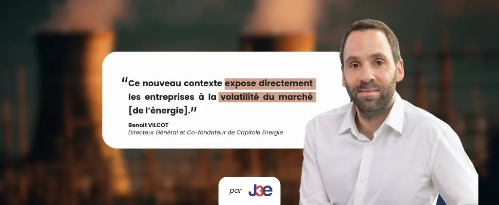 Un homme en chemise blanche se tient à côté d'une citation sur la volatilité du marché de l'énergie, avec des cheminées industrielles floues en arrière-plan - une partie de l'article de Benoit Vilcot pour la Tribune J3E.