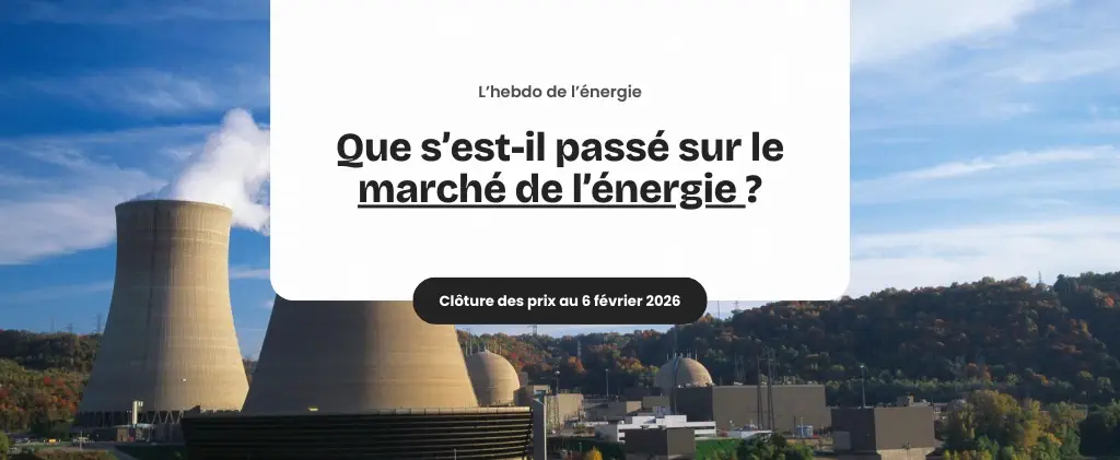 Une centrale nucléaire avec des tours de refroidissement et des bâtiments se dresse au milieu d'arbres et de collines sous un ciel bleu. Un texte en surimpression souligne l'actualité marché énergie février 2026.